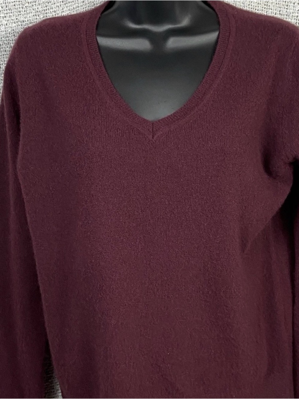 Quince 100% Cashmere Sweater Women’s V Neck Burgundy Quiet Luxury Medium - Picture 2 of 8